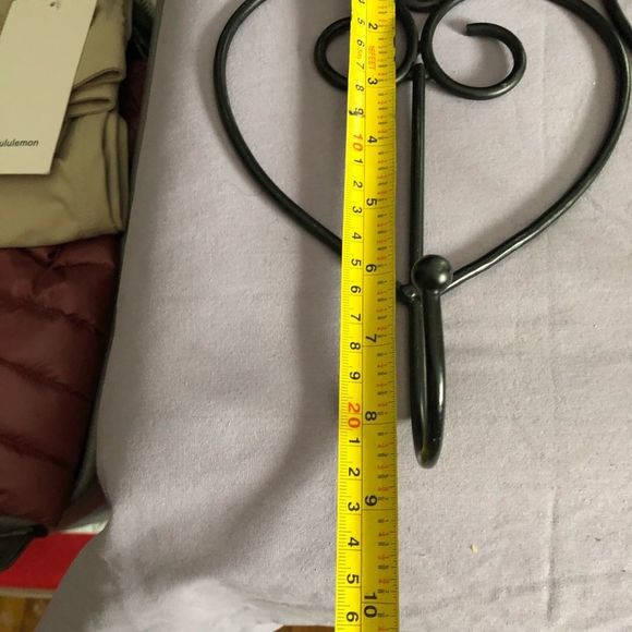 Black metal heart coat hangers - Picture 2 of 5